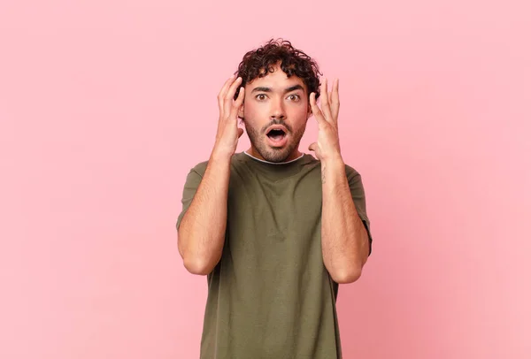 Hombre Guapo Hispano Gritando Con Las Manos Alto Sintiéndose Furioso — Foto de Stock