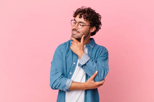 Homem Bonito Hispânico Sorrindo Com Uma Expressão Feliz Confiante Com — Fotografia de Stock