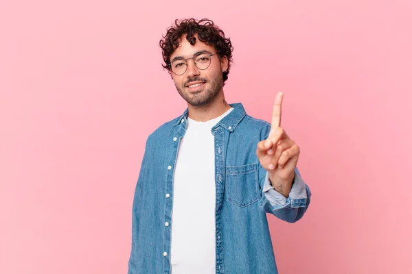 Hispanic Knappe Man Glimlachend Kijkend Vriendelijk Tonen Nummer Een Eerste — Stockfoto