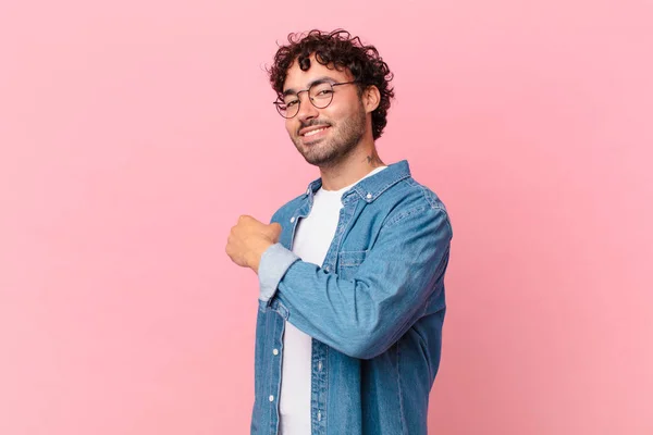 Hombre Guapo Hispano Sintiéndose Feliz Positivo Exitoso Motivado Cuando Enfrenta — Foto de Stock