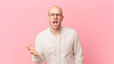 Kel adam sinirli, sinirli ve hayal kırıklığına uğramış görünüyor. Senin neyin var? 