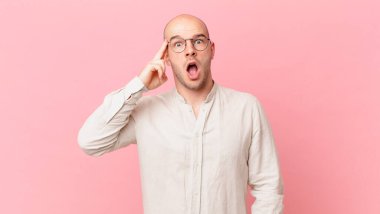 Kel adam şaşırmış, ağzı açık, şok olmuş, yeni bir düşünce, fikir ya da konsept keşfediyor.