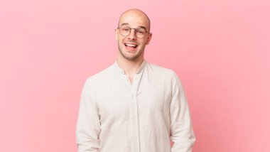 Kel adam mutlu ve hoş bir şekilde şaşırmış görünüyor. Büyülenmiş ve şok olmuş bir ifadeyle heyecanlanıyor.