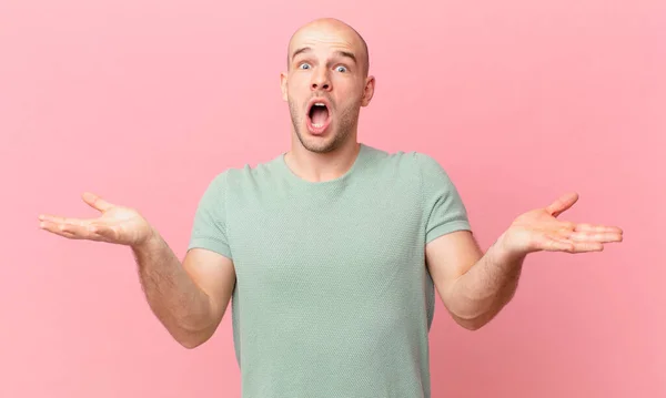 Homem Careca Boca Aberta Surpreso Chocado Surpreso Com Uma Surpresa — Fotografia de Stock