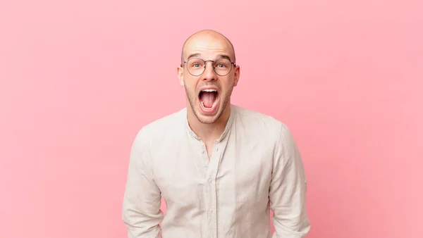 Careca Gritando Agressivamente Parecendo Muito Bravo Frustrado Indignado Irritado Gritando — Fotografia de Stock