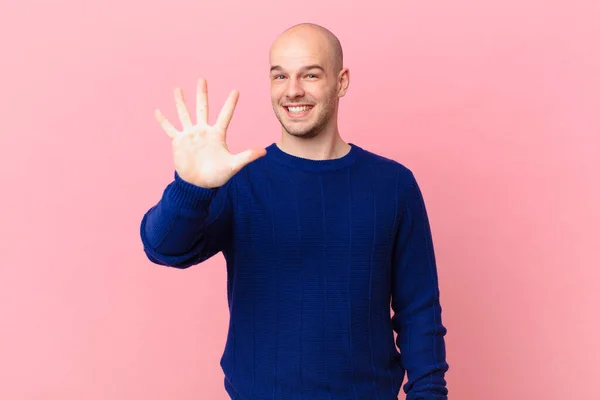 Kale Man Lacht Ziet Vriendelijk Uit Toont Nummer Vijf Vijfde — Stockfoto