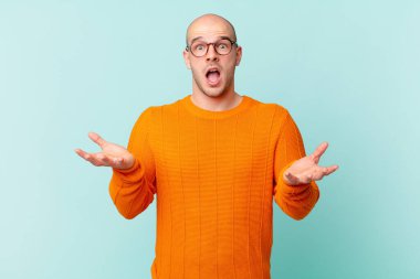 Kel adam ağzı açık ve şaşırmış, şok olmuş ve hayrete düşmüş inanılmaz bir sürprizle