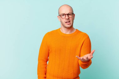 Kel adam sinirli, sinirli ve hayal kırıklığına uğramış görünüyor. Senin neyin var? 