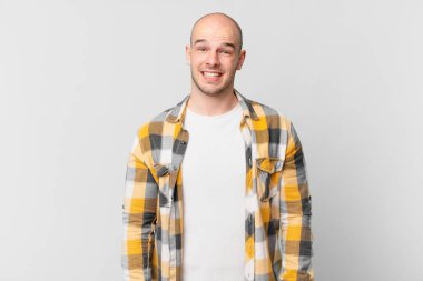 Kel adam mutlu ve hoş bir şekilde şaşırmış görünüyor. Büyülenmiş ve şok olmuş bir ifadeyle heyecanlanıyor.