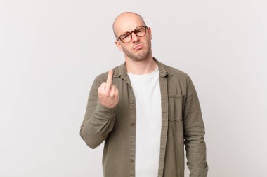 Kel adam kızgın, sinirli, asi ve agresif hissediyor, orta parmağını sallıyor, karşı koyuyor.