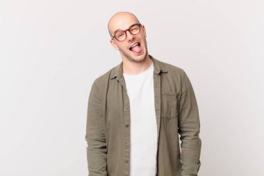 Kel, neşeli, kaygısız, asi tavırlı, şakacı ve dilsiz, eğlenen