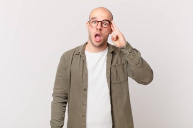 Kel adam şaşırmış, ağzı açık, şok olmuş, yeni bir düşünce, fikir ya da konsept keşfediyor.