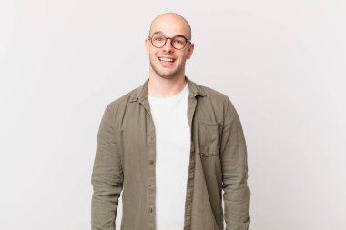 Kel adam mutlu ve hoş bir şekilde şaşırmış görünüyor. Büyülenmiş ve şok olmuş bir ifadeyle heyecanlanıyor.