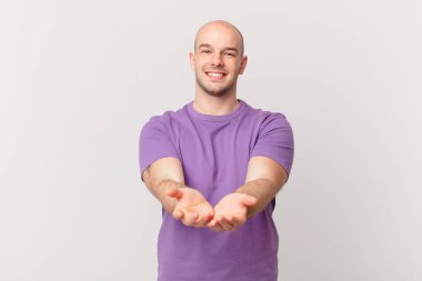 Dost canlısı, kendine güvenen, olumlu bakışlı, bir nesne ya da konsept sunan ve gösteren kel bir adam.