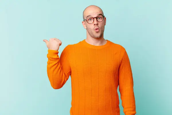 Bald Man Looking Astonished Disbelief Pointing Object Side Saying Wow — Stock Photo, Image