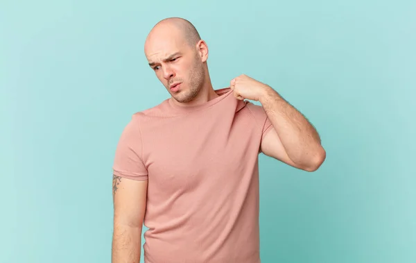 Uomo Calvo Sentirsi Stressato Ansioso Stanco Frustrato Tirando Collo Camicia — Foto Stock