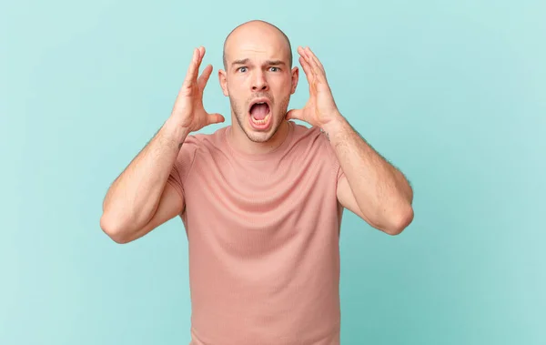 Bald Man Screaming Hands Air Feeling Furious Frustrated Stressed Upset — Stock Photo, Image