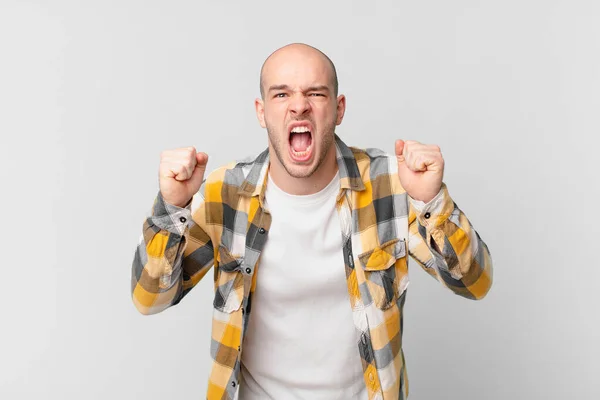 Homem Careca Gritando Agressivamente Com Uma Expressão Irritada Com Punhos — Fotografia de Stock