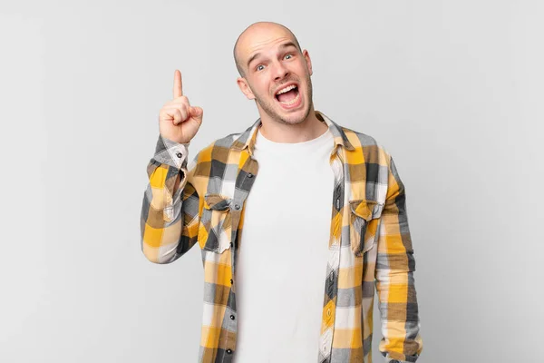 Homem Careca Sentindo Como Gênio Feliz Animado Depois Perceber Uma — Fotografia de Stock