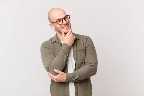 Homem Careca Sorrindo Com Uma Expressão Feliz Confiante Com Mão — Fotografia de Stock