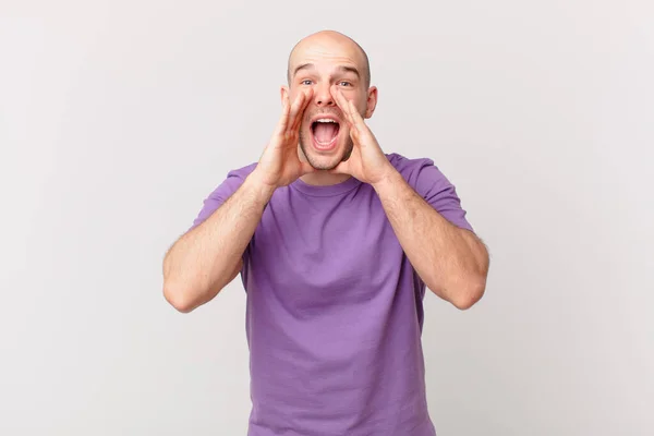 Pria Botak Merasa Bahagia Gembira Dan Positif Memberikan Teriakan Besar — Stok Foto