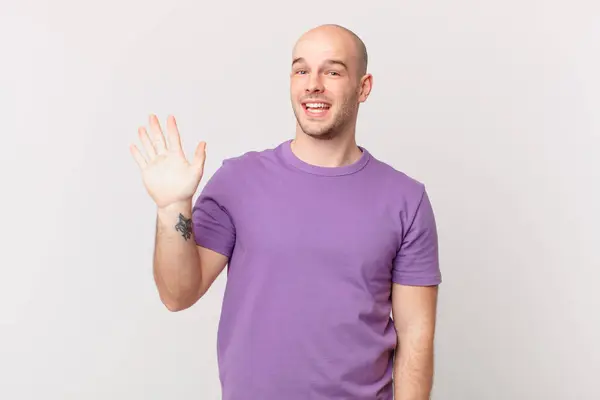 Calvo Sonriendo Alegre Alegremente Saludándote Con Mano Dándote Bienvenida Despidiéndote — Foto de Stock