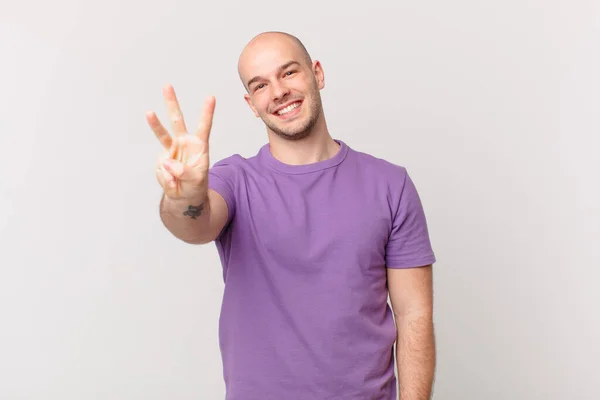 Homem Careca Sorrindo Olhando Amigável Mostrando Número Três Terceiro Com — Fotografia de Stock