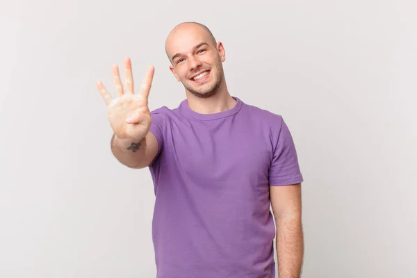 Kale Man Lacht Ziet Vriendelijk Uit Toont Nummer Vier Vierde — Stockfoto