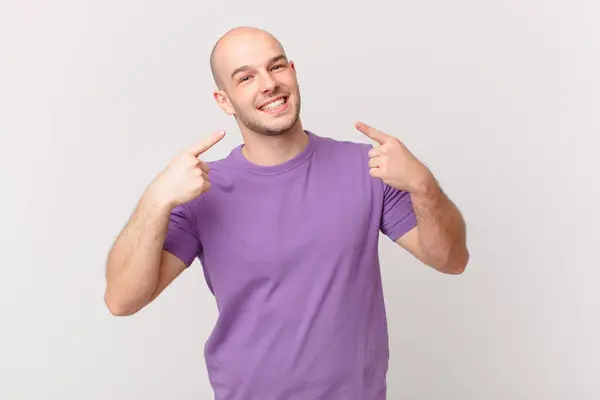 Bald Man Smiling Confidently Pointing Own Broad Smile Positive Relaxed — Stock Photo, Image