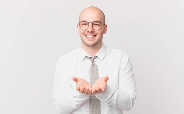 Dost canlısı, kendine güvenen, olumlu bakışlı, bir nesne veya konsept sunan ve gösteren kel iş adamı