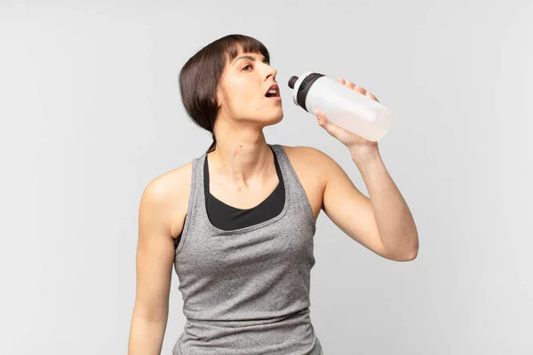 Giovane Donna Fitness Con Una Lattina Acqua — Foto Stock