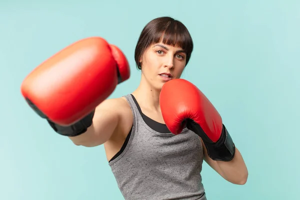 Fitness Vrouw Met Rode Bokshandschoenen — Stockfoto