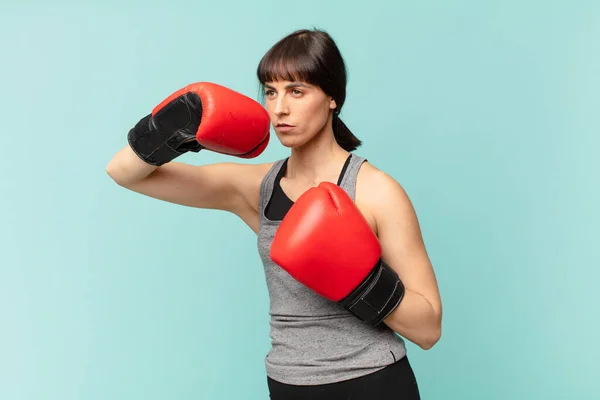 Mujer Fitness Con Guantes Boxeo Rojos —  Fotos de Stock
