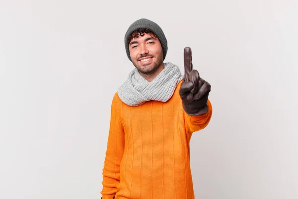Homem Hispânico Sorrindo Orgulhosamente Confiantemente Fazendo Pose Número Triunfante Sentindo — Fotografia de Stock