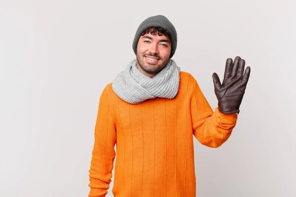 Homem Hispânico Sorrindo Feliz Alegremente Acenando Mão Acolhendo Cumprimentando Você — Fotografia de Stock