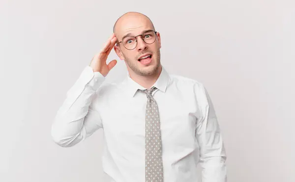 Homem Negócios Careca Olhando Feliz Surpreso Surpreso Sorrindo Percebendo Incrível — Fotografia de Stock