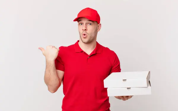 Pizza Deliver Man Looking Astonished Disbelief Pointing Object Side Saying — Stock Photo, Image