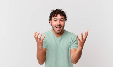 İspanyol yakışıklı adam mutlu, heyecanlı, şaşırmış ya da şok olmuş, gülümseyen ve hayrete düşmüş hissediyor.