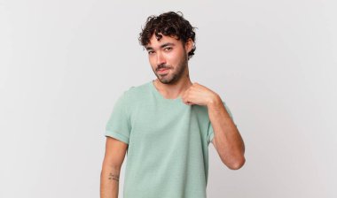 İspanyol yakışıklı adam kibirli, başarılı, pozitif ve gururlu görünüyor, kendini gösteriyor.