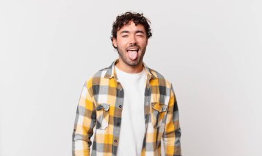 İspanyol yakışıklı, neşeli, kaygısız, asi tavırlı, şakacı ve dilsiz, eğlenen.