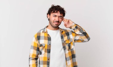 İspanyol yakışıklı adam şaşkın ve şaşkın hissediyor, deli, deli ya da aklını kaçırmış olduğunu gösteriyor.