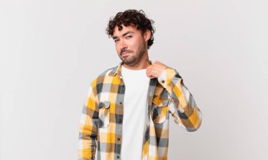 İspanyol yakışıklı adam kibirli, başarılı, pozitif ve gururlu görünüyor, kendini gösteriyor.