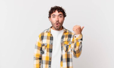 İspanyol asıllı yakışıklı adam inançsızlıktan şaşkın şaşkın bakıyor, yan taraftaki objeyi işaret ediyor ve diyor ki: