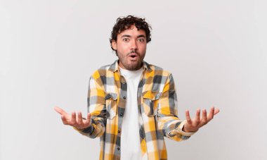 İspanyol yakışıklı adam ağzı açık ve şaşırmış, şok olmuş ve hayrete düşmüş inanılmaz bir sürprizle