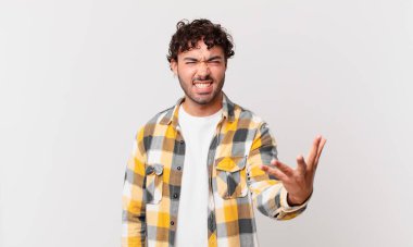 İspanyol yakışıklı adam sinirli, sinirli ve hayal kırıklığına uğramış bir halde bağırıyor. Senin neyin var? 