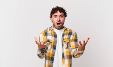 İspanyol yakışıklı bir adam son derece şaşırmış, şaşırmış, endişeli ve paniklemiş, stresli ve dehşete kapılmış görünüyor.