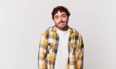 İspanyol yakışıklı adam şaşkın ve şaşkın görünüyor. Sinirli bir hareketle dudağını ısırıyor. Sorunun cevabını bilmiyor.