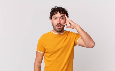 İspanyol yakışıklı adam şaşırmış, ağzı açık, şok olmuş, yeni bir düşünce, fikir ya da konsept keşfediyor.