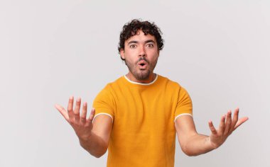 İspanyol yakışıklı adam ağzı açık ve şaşırmış, şok olmuş ve hayrete düşmüş inanılmaz bir sürprizle