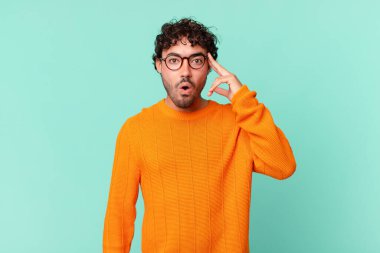 İspanyol yakışıklı adam şaşırmış, ağzı açık, şok olmuş, yeni bir düşünce, fikir ya da konsept keşfediyor.